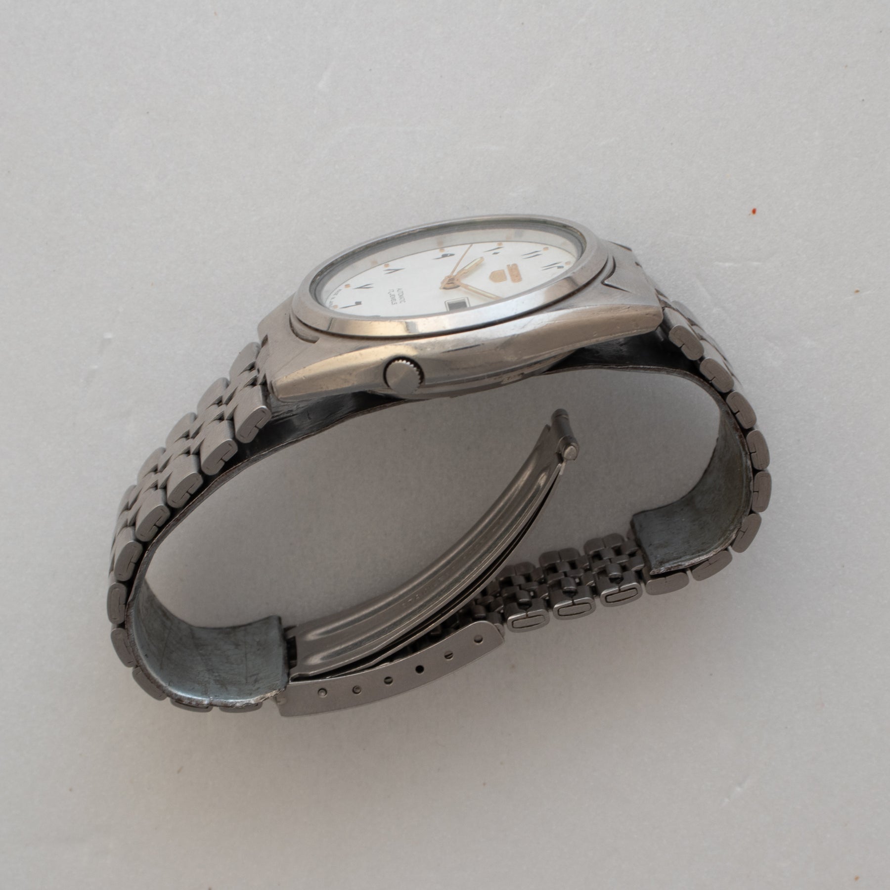 Crown-side view of Vintage Seiko 5 7009-3181 Automatic Eastern Arabic Numeral Watch