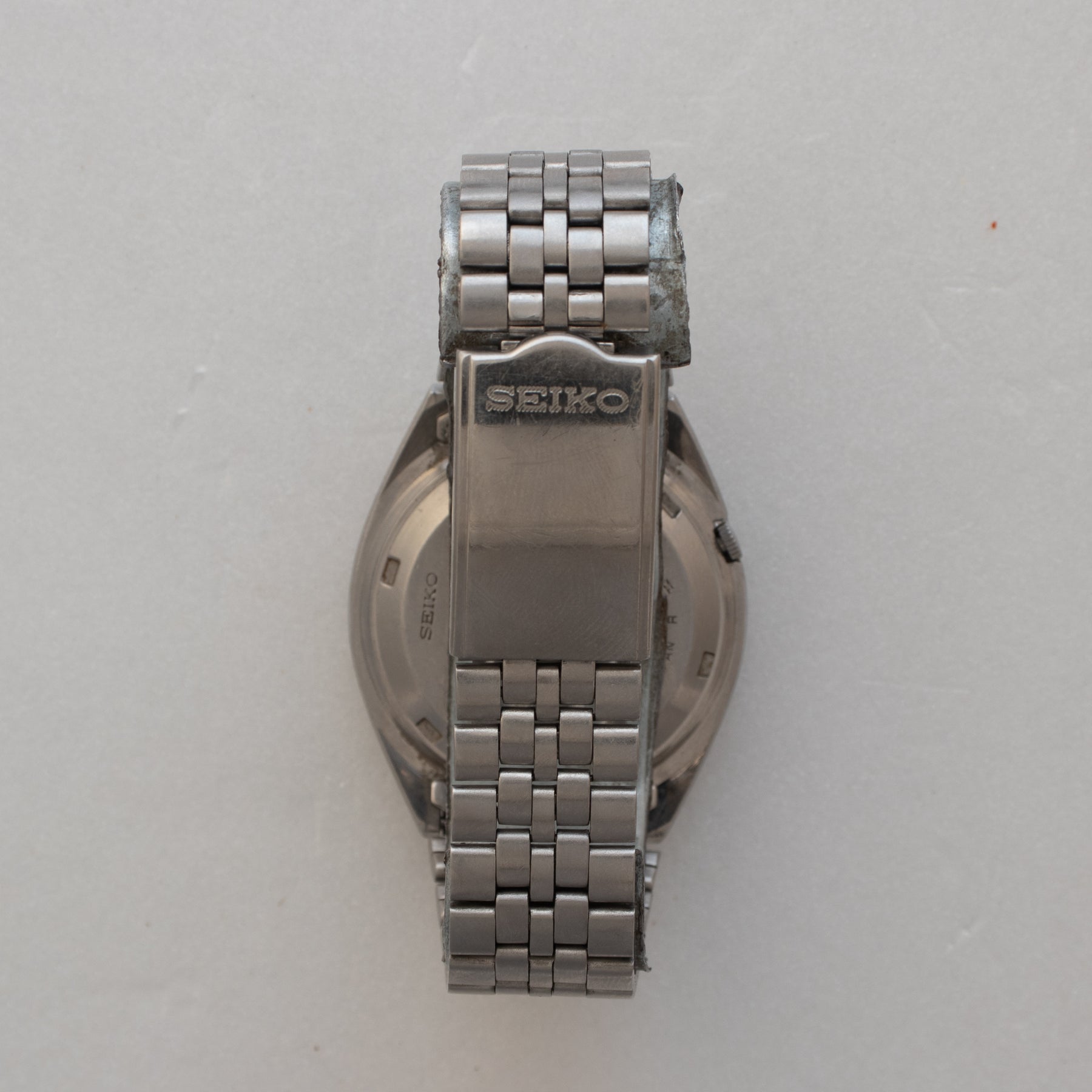 Clasp and rear view of Vintage Seiko 5 7009-3181 Automatic Eastern Arabic Numeral Watch