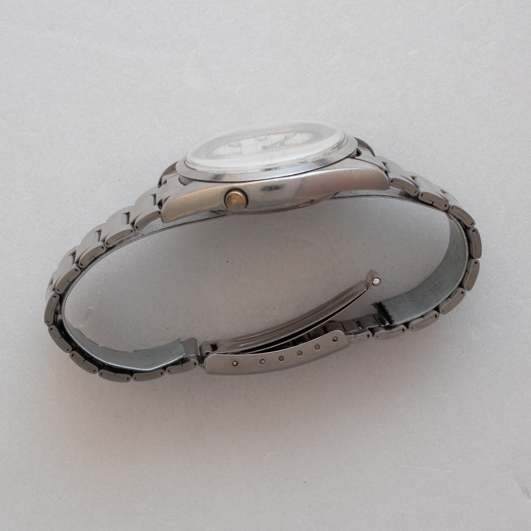 Bracelet and side view of Vintage Seiko 5 7009-876J Automatic White Checkerboard Dial Watch
