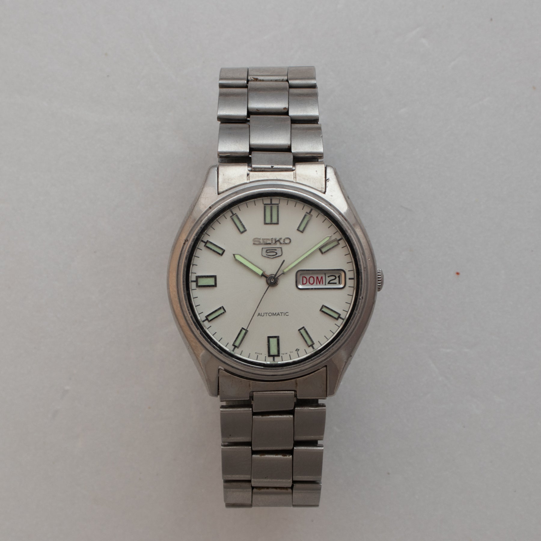 Front view of Vintage Seiko 5 6309-7320 Automatic White Dial Watch