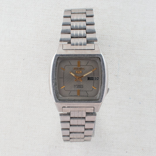 Rare Vintage Seiko 5 Auto 7009-5862 Diagonal lines Sunburst Silver Dial Watch