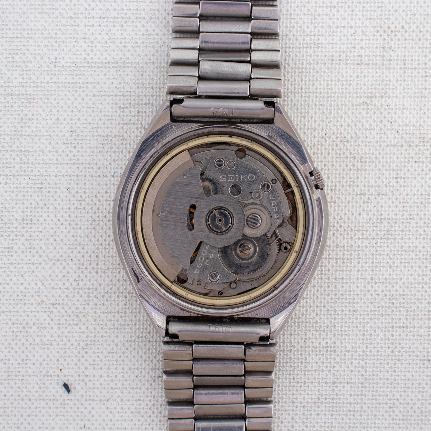 Vintage Seiko 5 Auto Watch Textured Vertical Stripe Dial 7009-8600 Bilingual Day