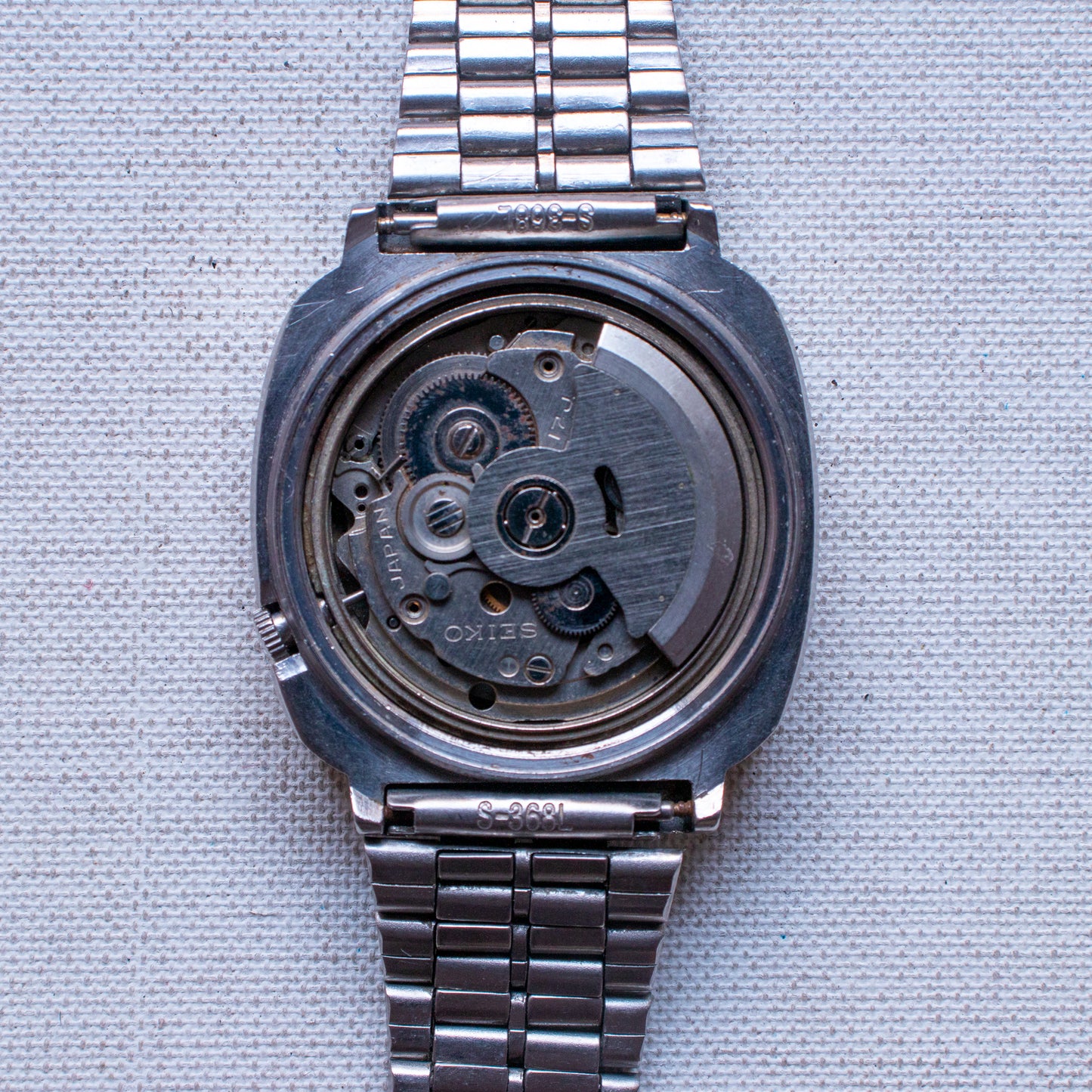 Vintage Seiko 5 Automatic 7009-5110 TV Case White Dial Spanish/English Day Watch