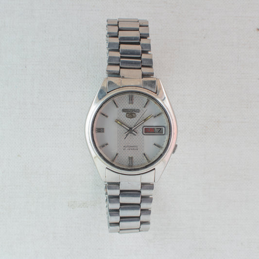 Vintage Seiko 5 Automatic Watch 7019-8180 Textured White Dial Arabic English Day