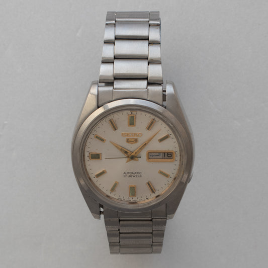 Vintage Seiko 5 7009-4040 automatic wristwatch front hero view