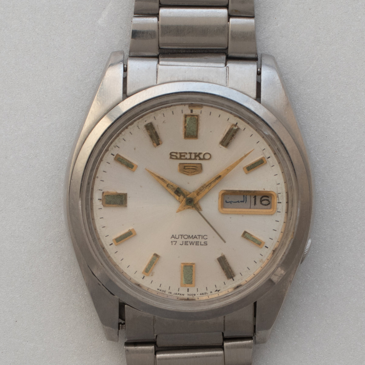 Vintage Seiko 5 7009-4040 white dial Arabic-English day-date close-up