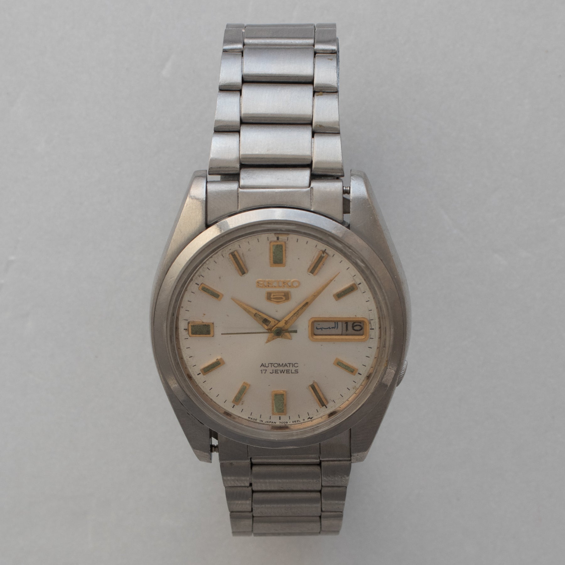 Dial close-up of Vintage Seiko 5 7009-4040 Automatic White Dial Watch