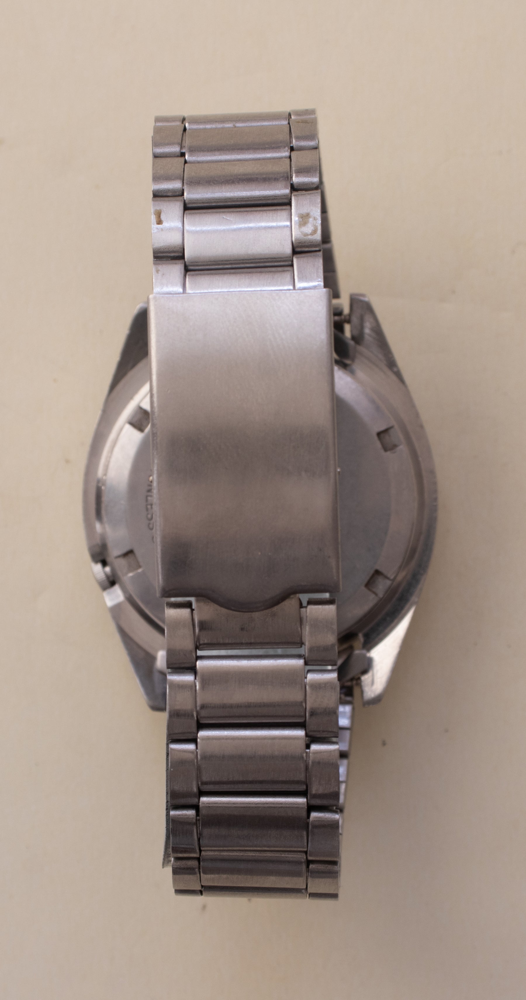 Clasp and rear view of Vintage Seiko 5 7009-4040 Automatic White Dial Watch