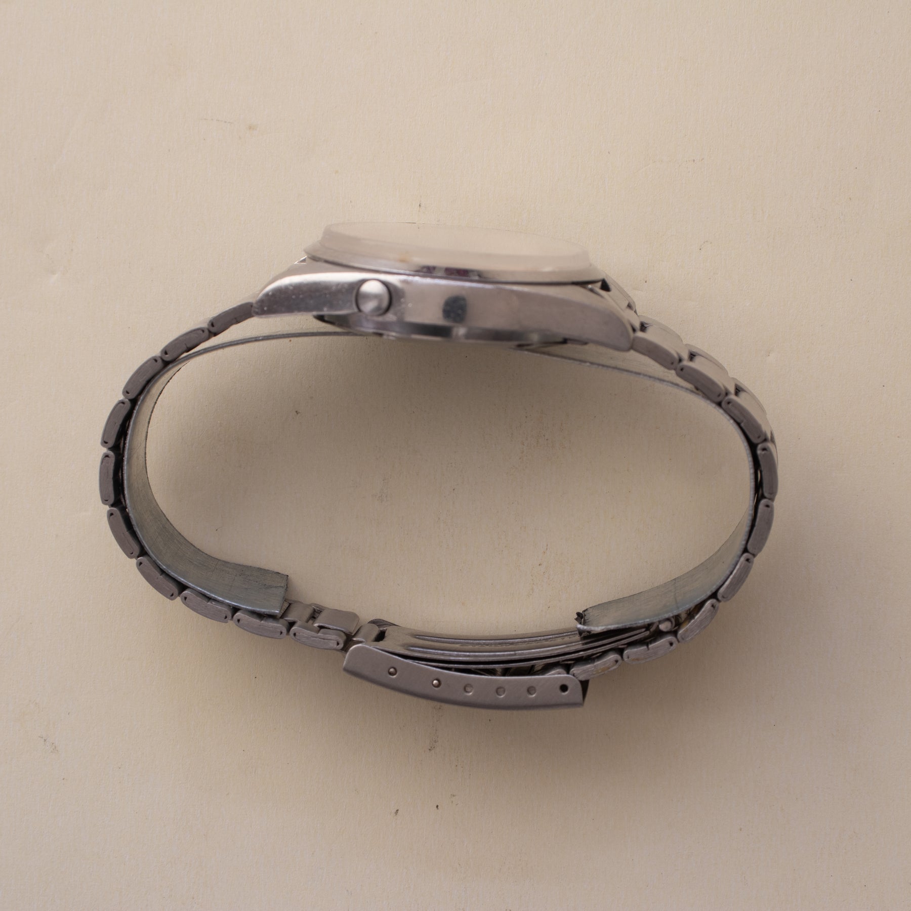 Bracelet and side view of Vintage Seiko 5 7009-4040 Automatic White Dial Watch