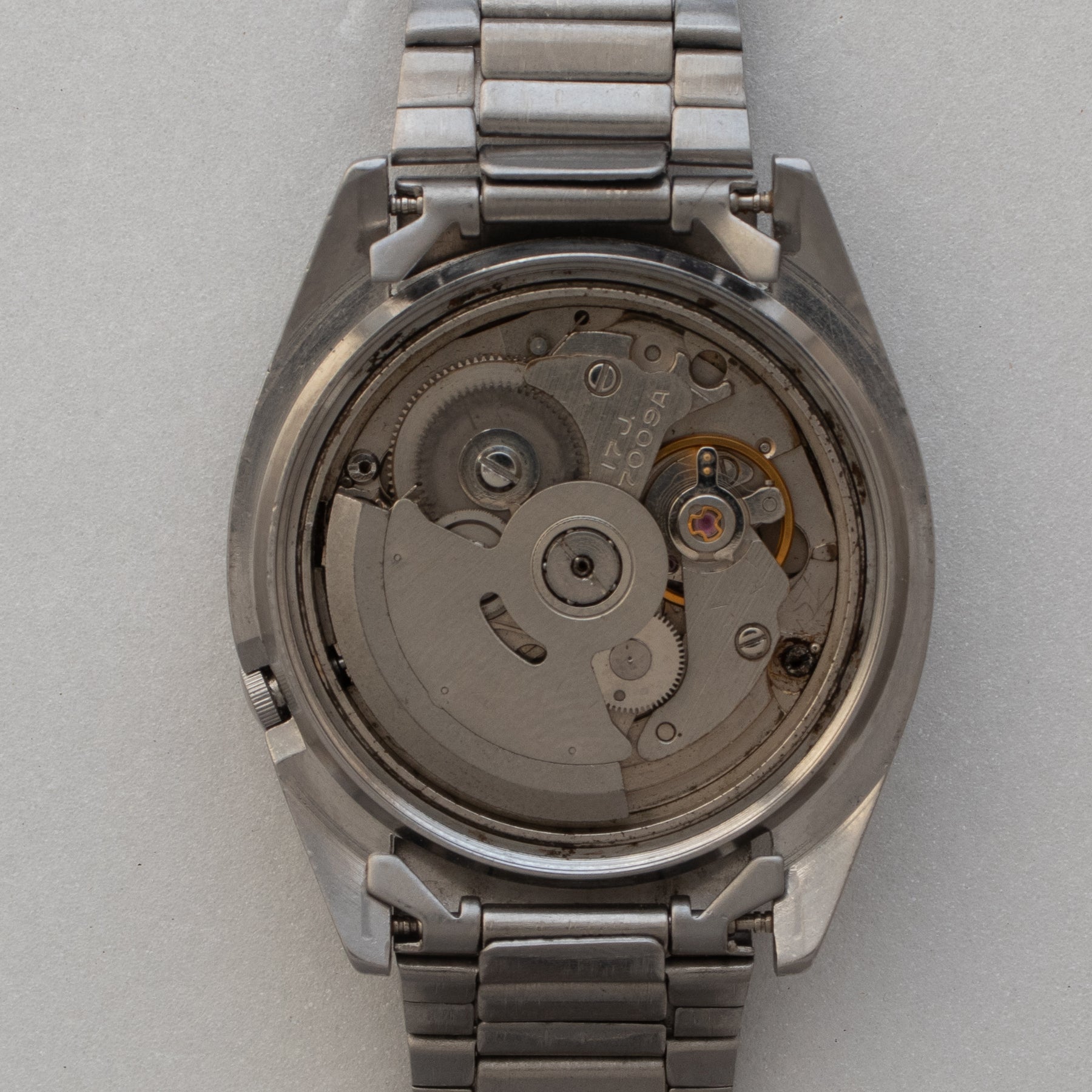 Automatic movement of Vintage Seiko 5 7009-4040 Automatic White Dial Watch