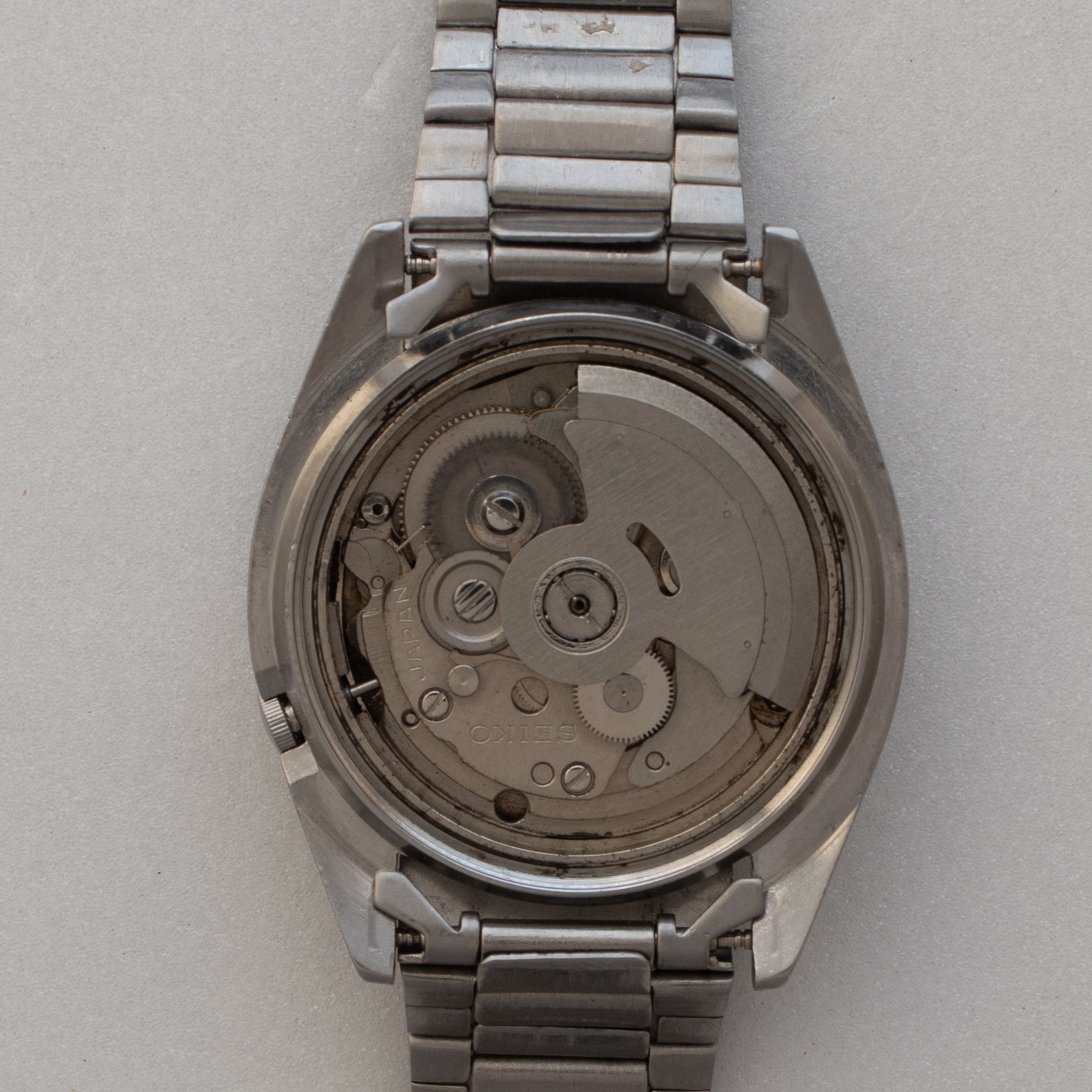 Automatic movement detail of Vintage Seiko 5 7009-4040 Automatic White Dial Watch
