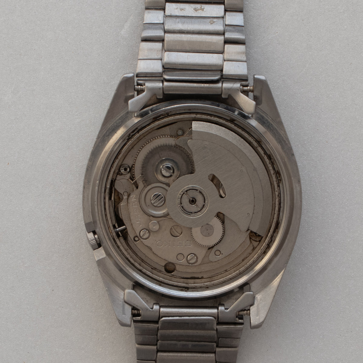 Vintage Seiko 5 7009 automatic movement alternate view
