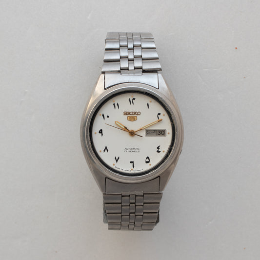 Vintage Seiko 5 7009-3181 automatic wristwatch front hero view