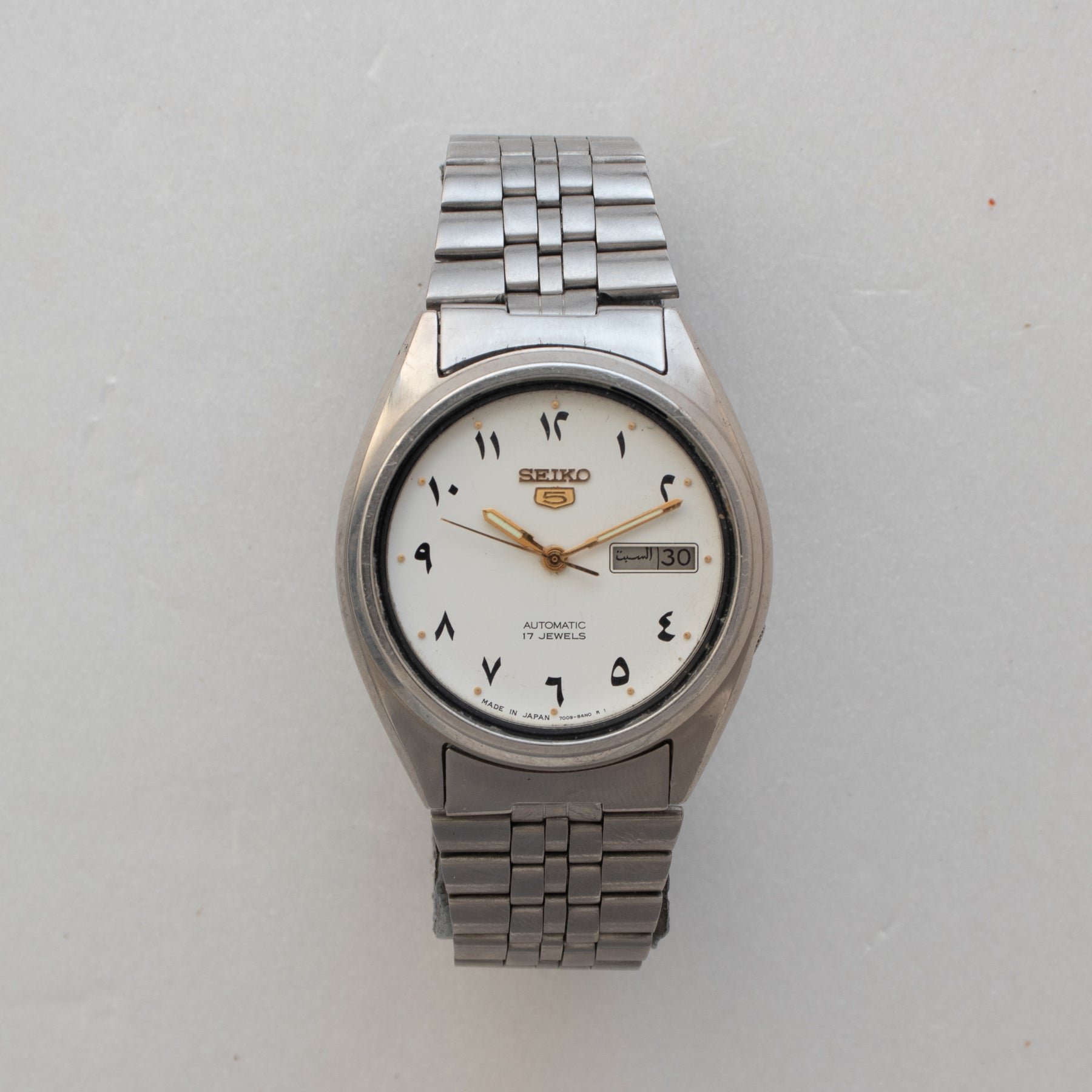 Front view of Vintage Seiko 5 7009-3181 Automatic Eastern Arabic Numeral Watch