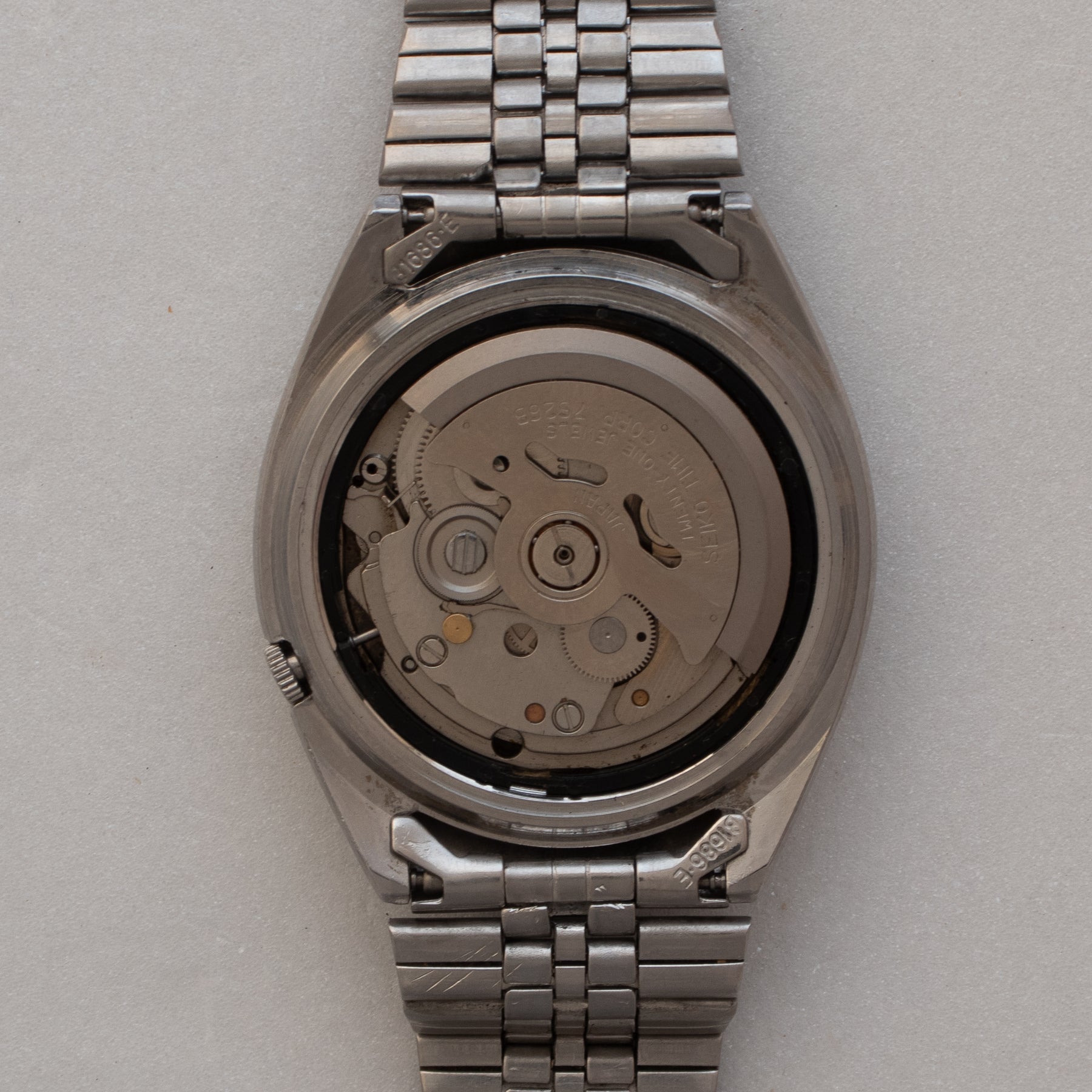 Automatic movement overview of Vintage Seiko 5 7009-3181 Automatic Eastern Arabic Numeral Watch