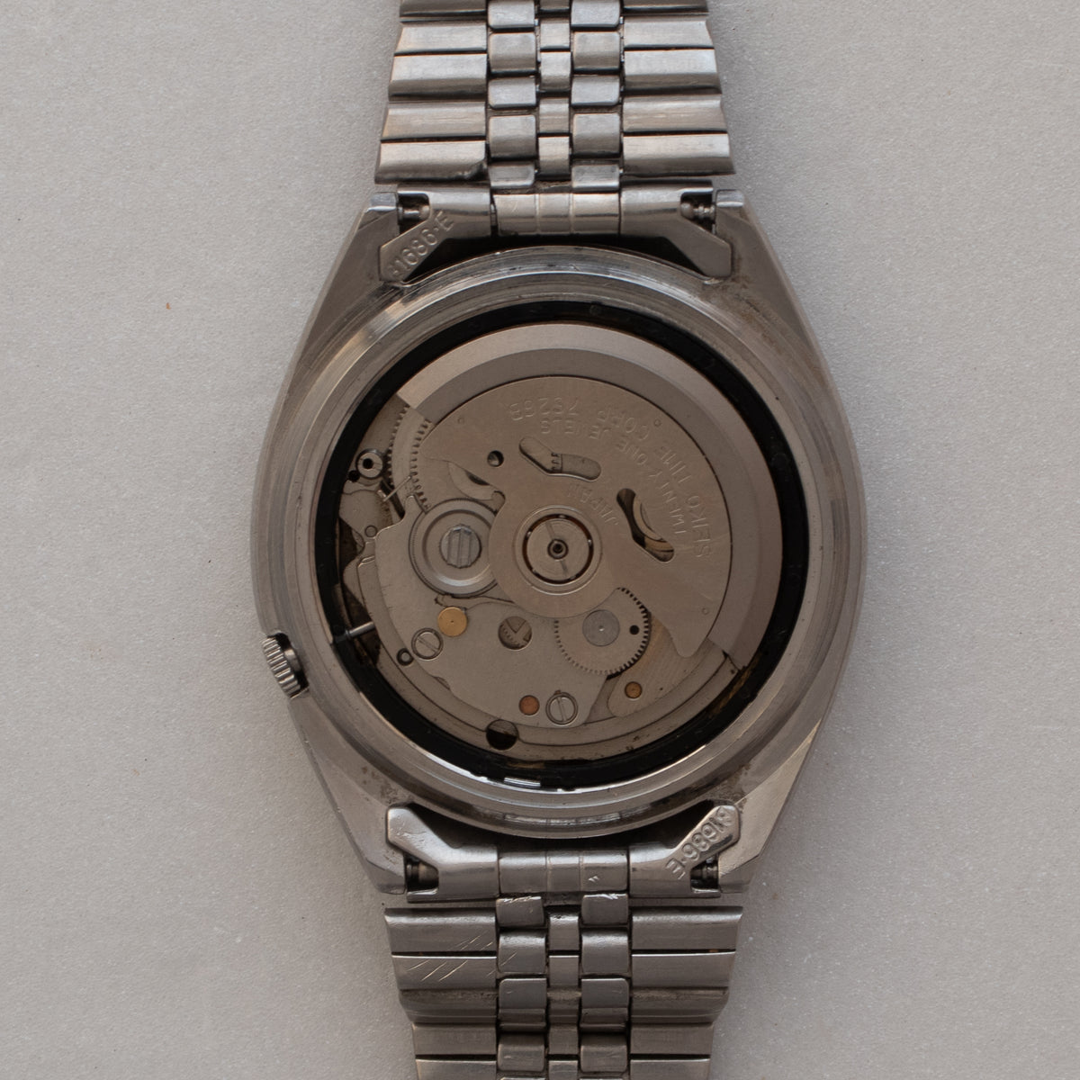 Vintage Seiko 5 7009 automatic movement detail