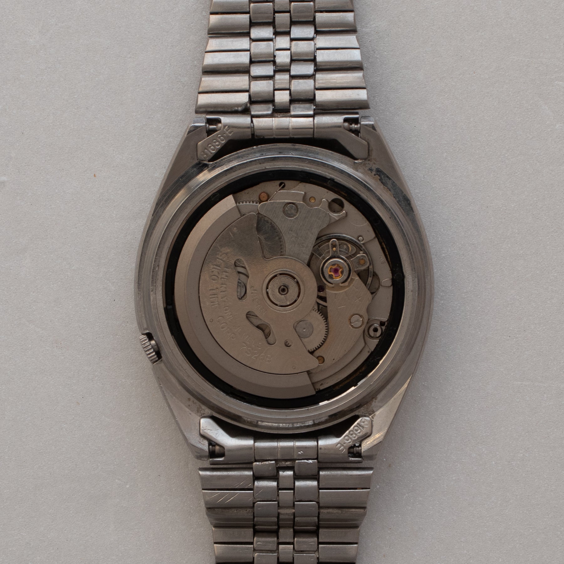 Automatic movement detail of Vintage Seiko 5 7009-3181 Automatic Eastern Arabic Numeral Watch