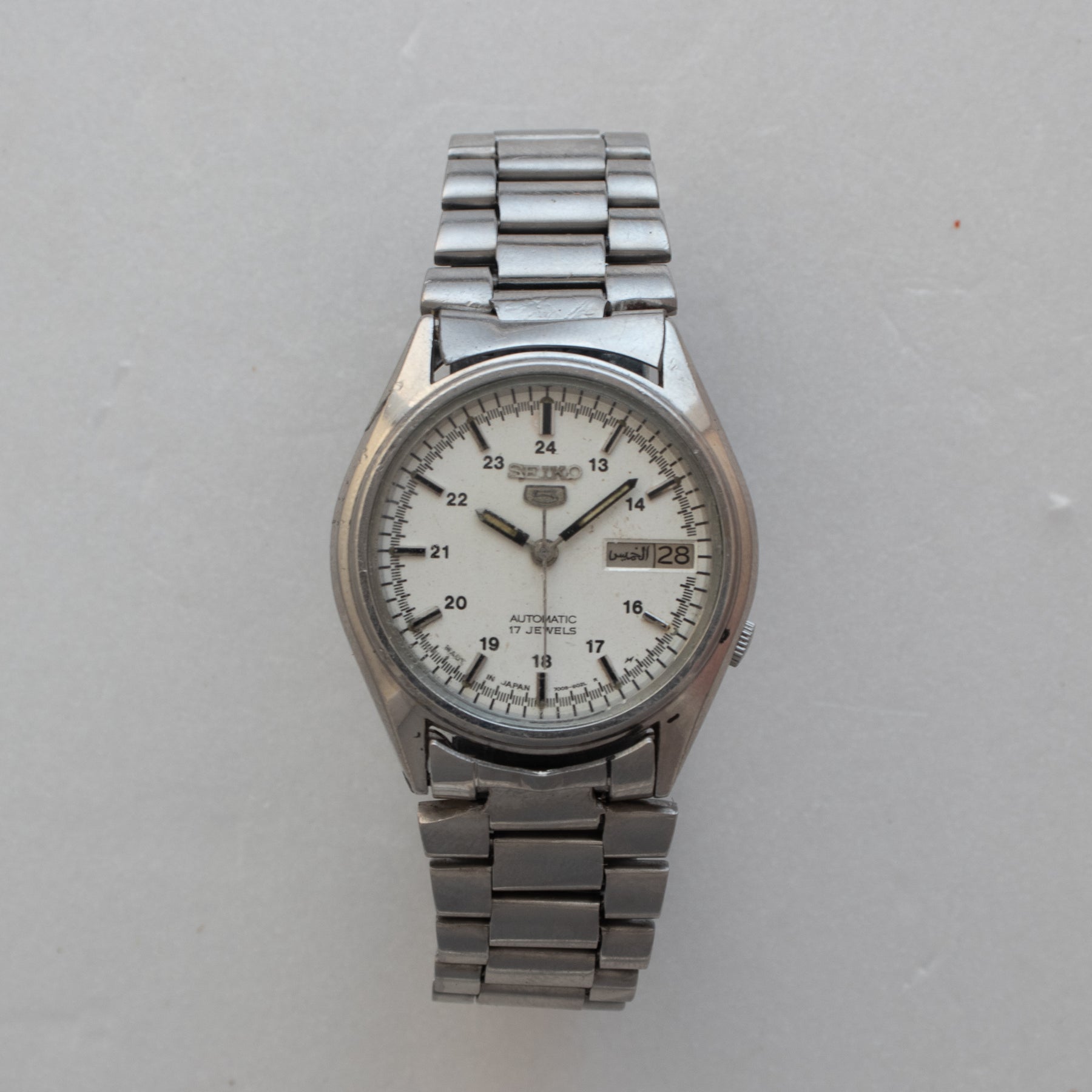 Front view of Vintage Seiko 5 7009-6001 Automatic White 24-Hour Dial Watch