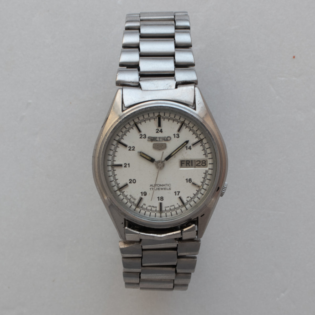 Vintage Seiko 5 7009-6001 automatic wristwatch alternate front view