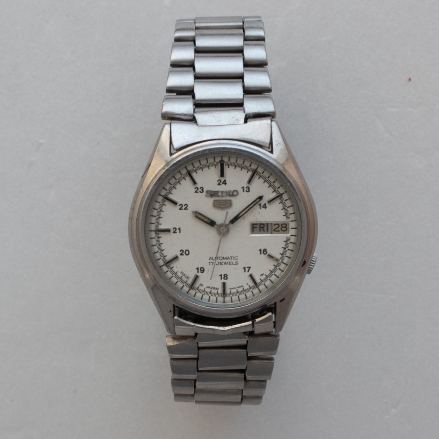 Additional front view of Vintage Seiko 5 7009-6001 Automatic White 24-Hour Dial Watch