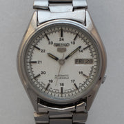 Vintage Seiko 5 7009-6001 white military dial alternate close-up