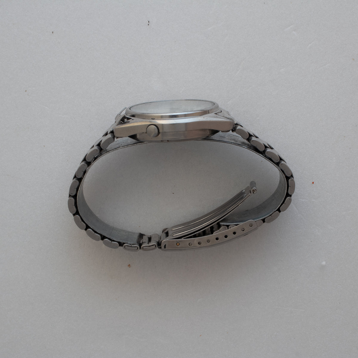 Vintage Seiko 5 7009-6001 crown-side case profile