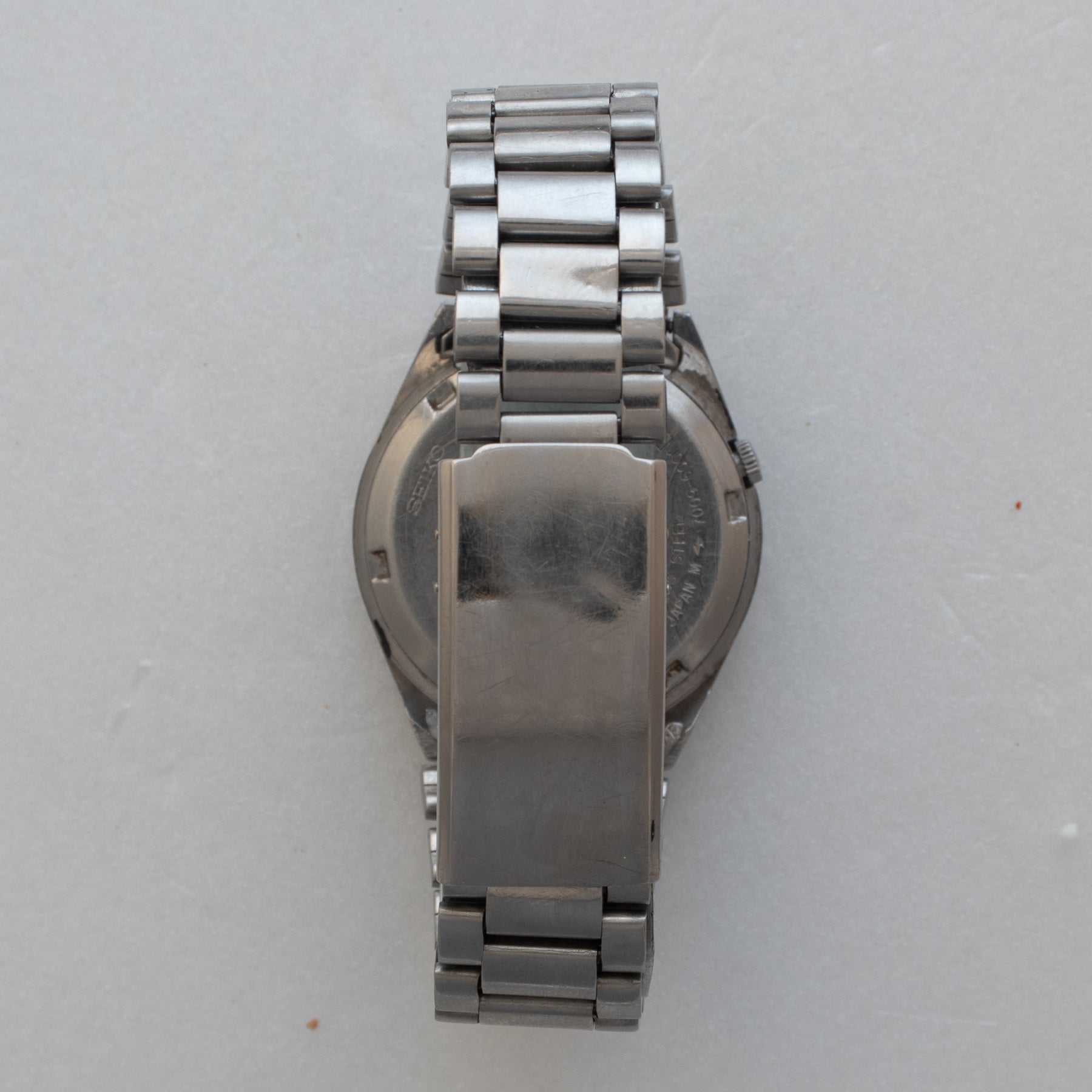 Clasp and rear view of Vintage Seiko 5 7009-6001 Automatic White 24-Hour Dial Watch