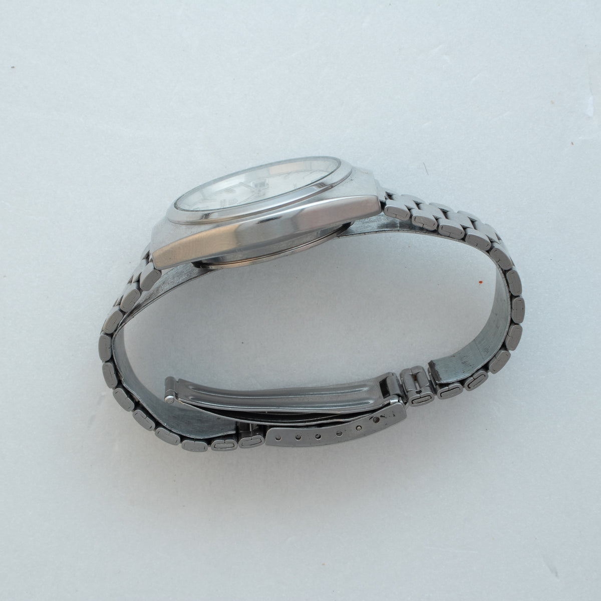 Vintage Seiko 5 7009-8760 wristwatch case side view