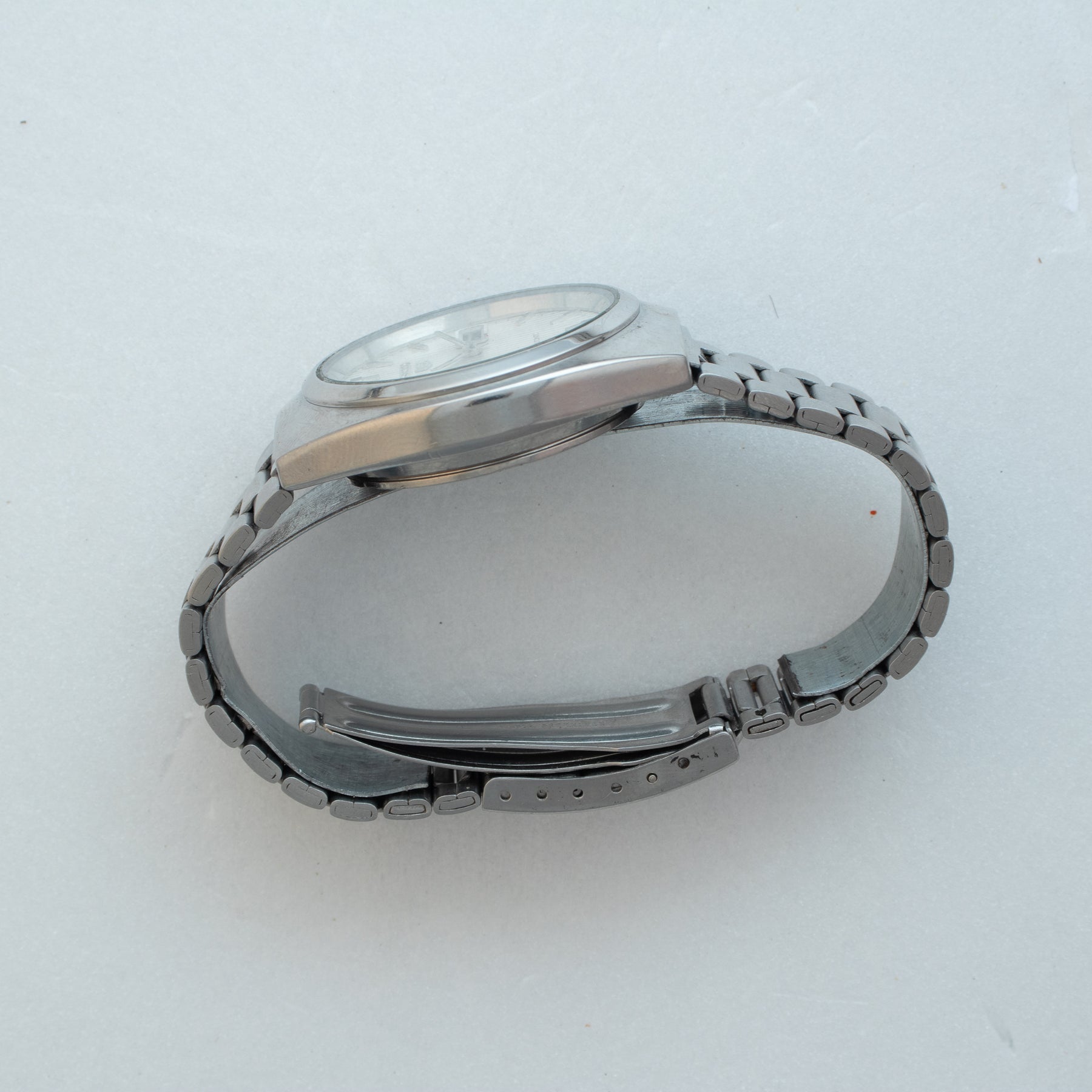 Bracelet and side view of Vintage Seiko 5 7009-8760 Automatic Silver Pinstripe Dial Watch