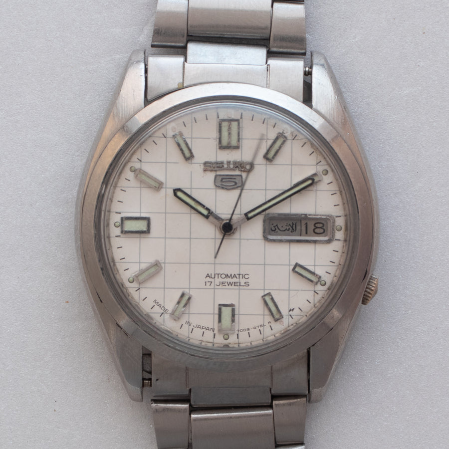Vintage Seiko 5 7009-876J wristwatch front view