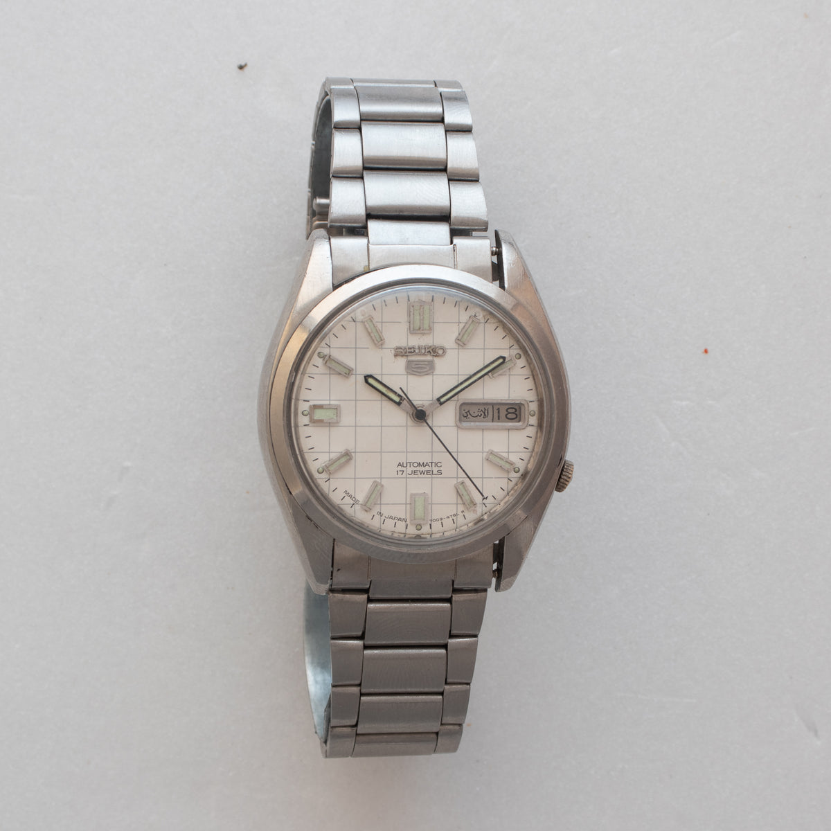 Vintage Seiko 5 7009-876J wristwatch alternate front view