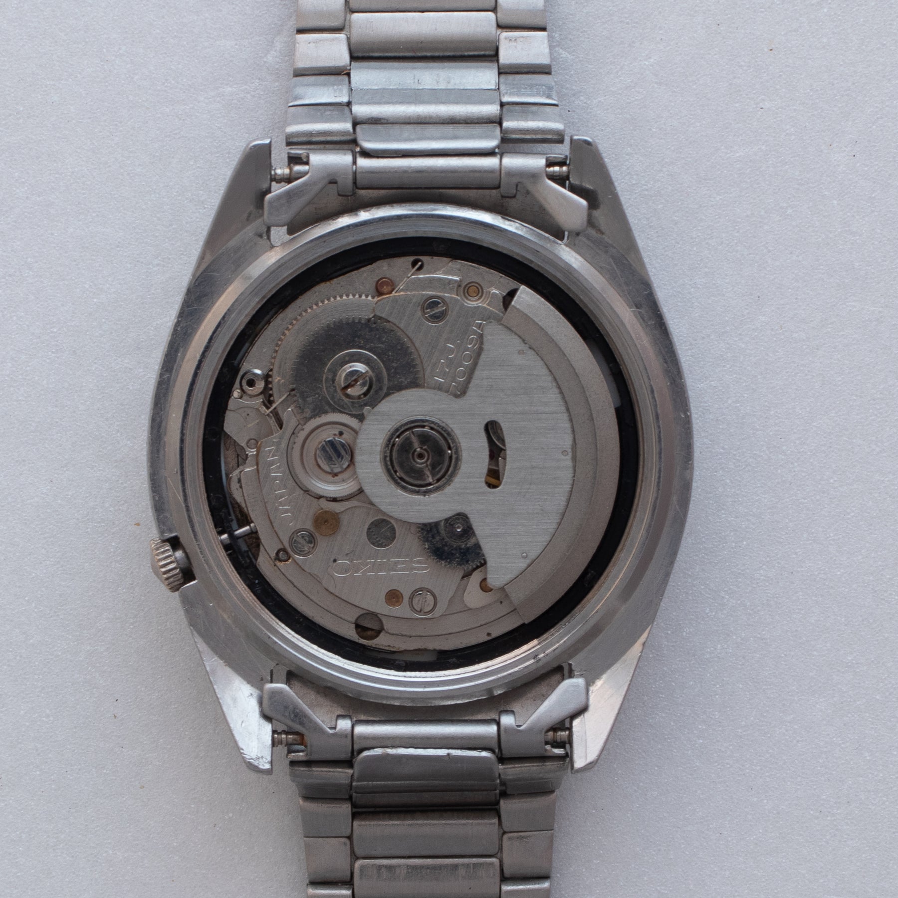 Automatic movement of Vintage Seiko 5 7009-876J Automatic White Checkerboard Dial Watch