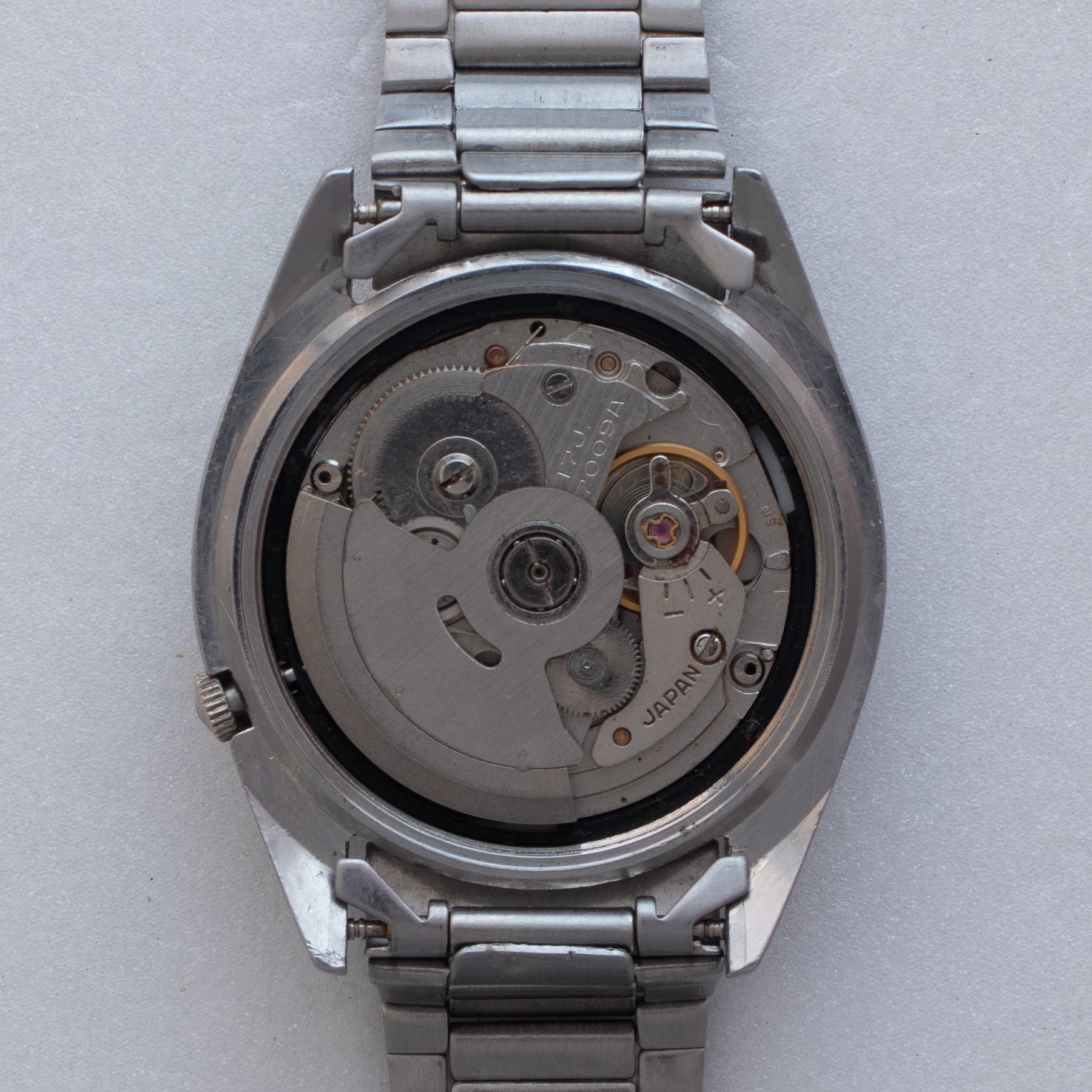 Automatic movement detail of Vintage Seiko 5 7009-876J Automatic White Checkerboard Dial Watch