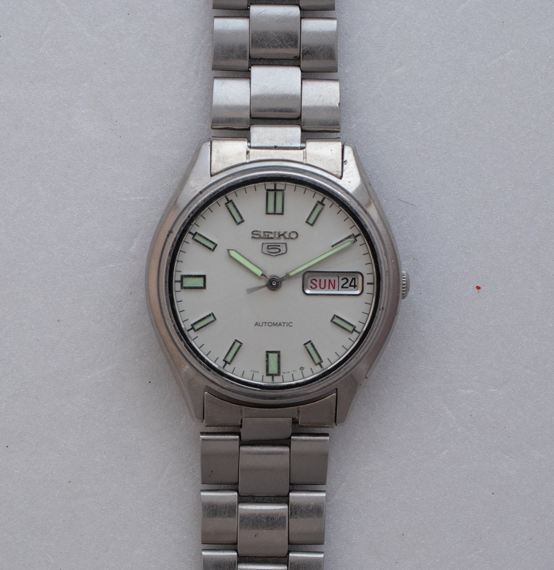 Dial close-up of Vintage Seiko 5 6309-7320 Automatic White Dial Watch