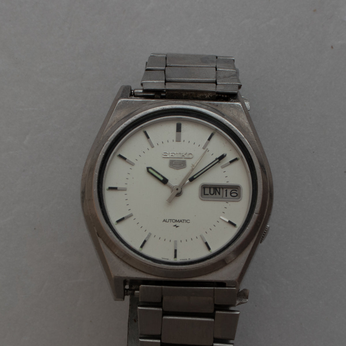 Vintage Seiko 5 7009-8760 wristwatch alternate front view