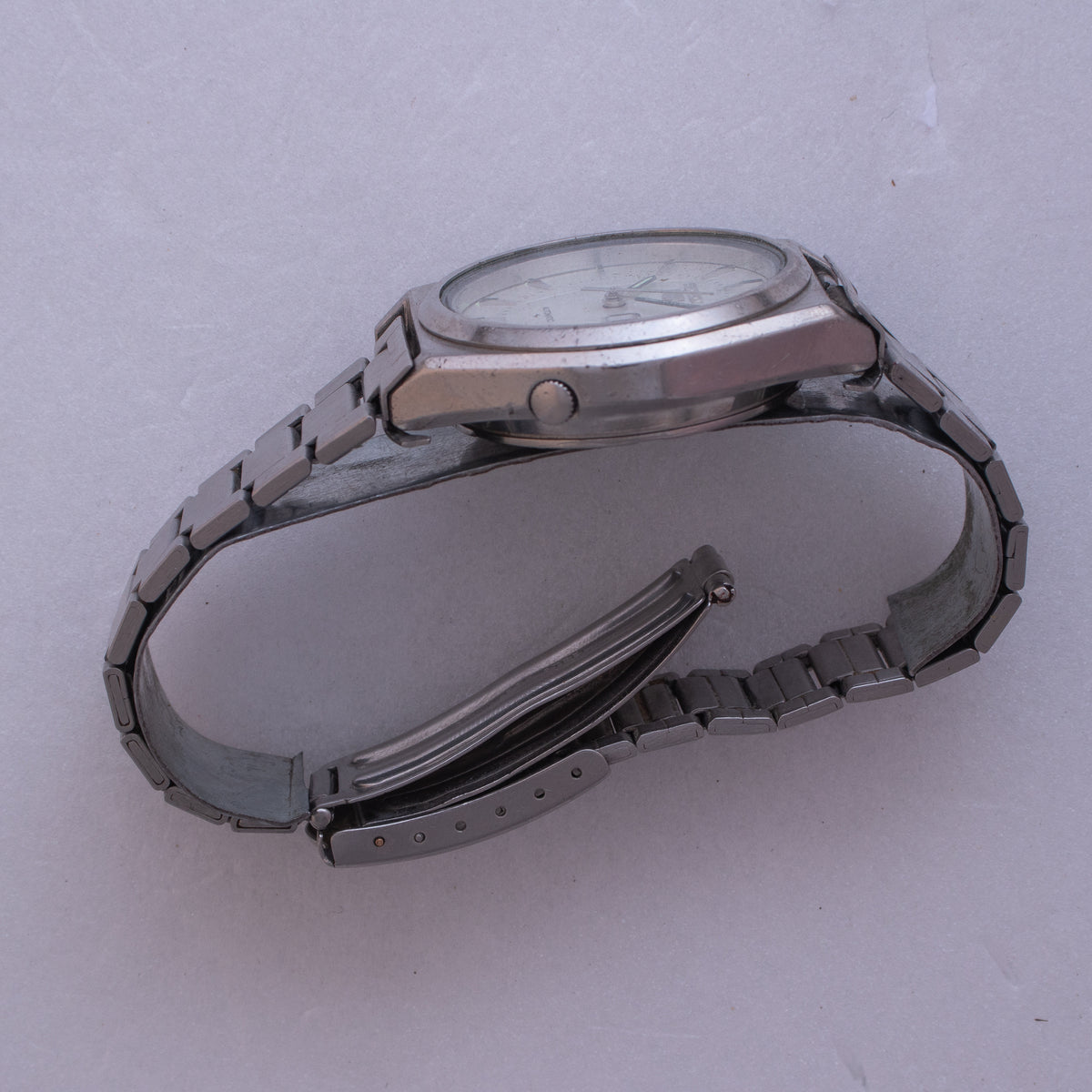 Vintage Seiko 5 7009-8760 wristwatch crown-side view