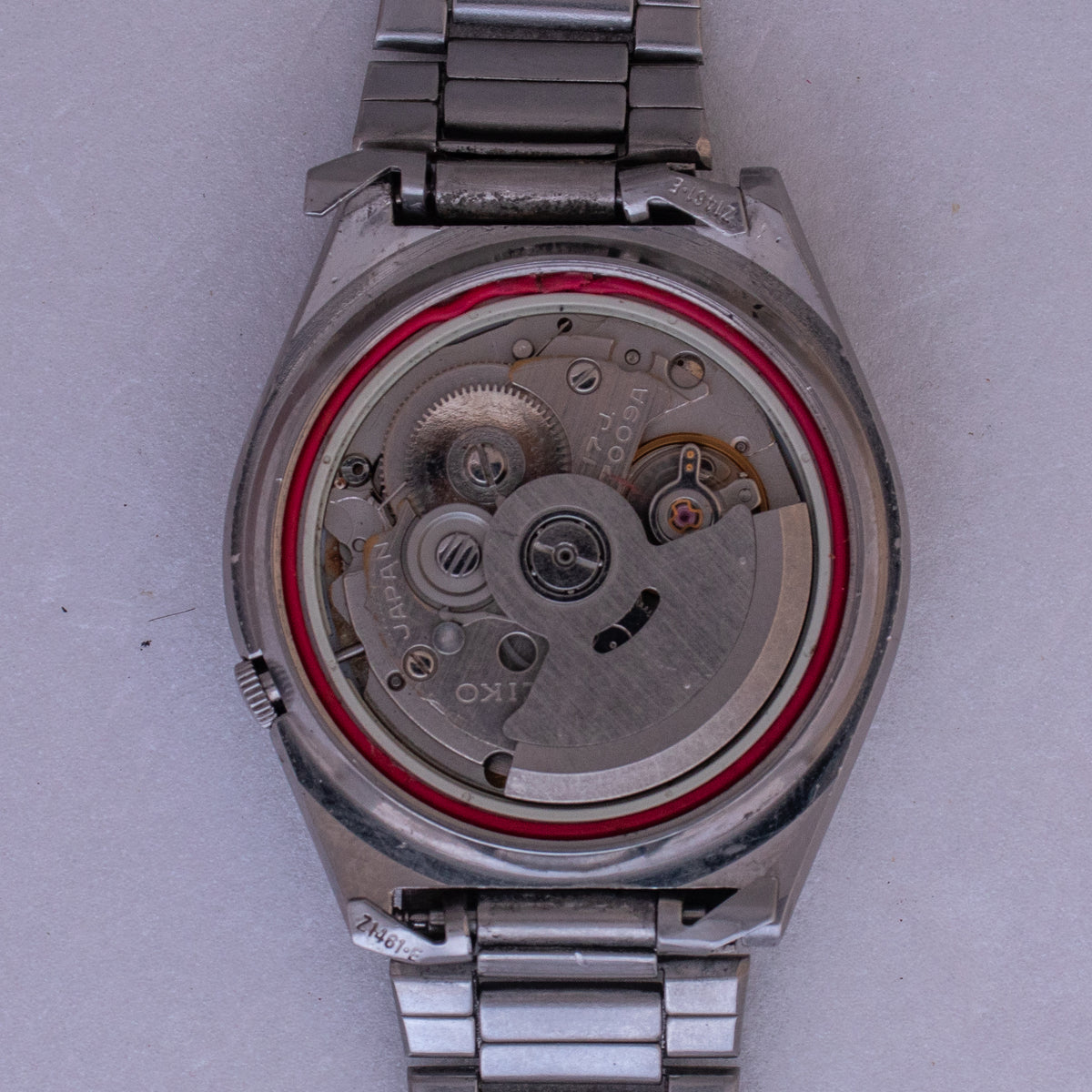 Vintage Seiko 5 7009 automatic movement alternate view