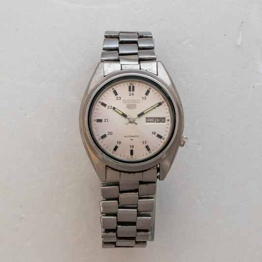 Vintage Seiko 5 7009-4040 wristwatch front view