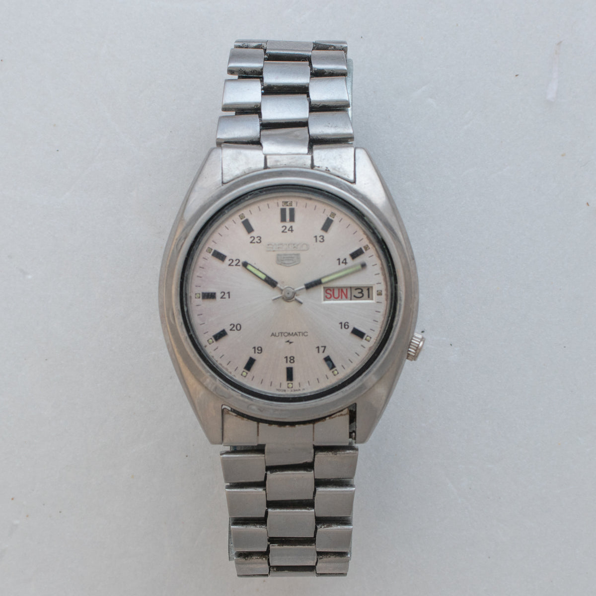 Vintage Seiko 5 7009-4040 wristwatch alternate front view