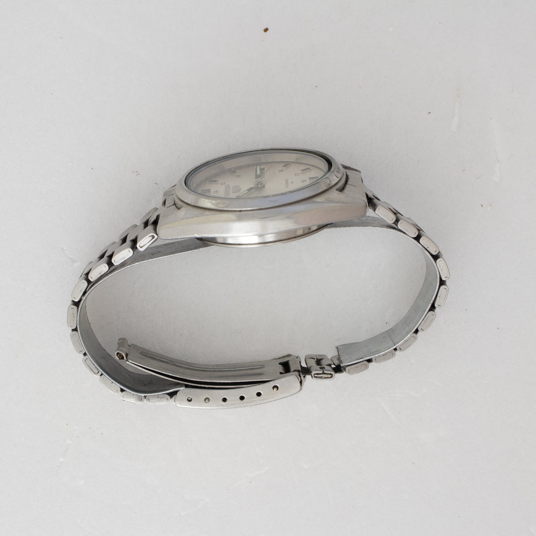 Bracelet and side view of Vintage Seiko 5 7009-4040 Automatic Silver 24-Hour Dial Watch
