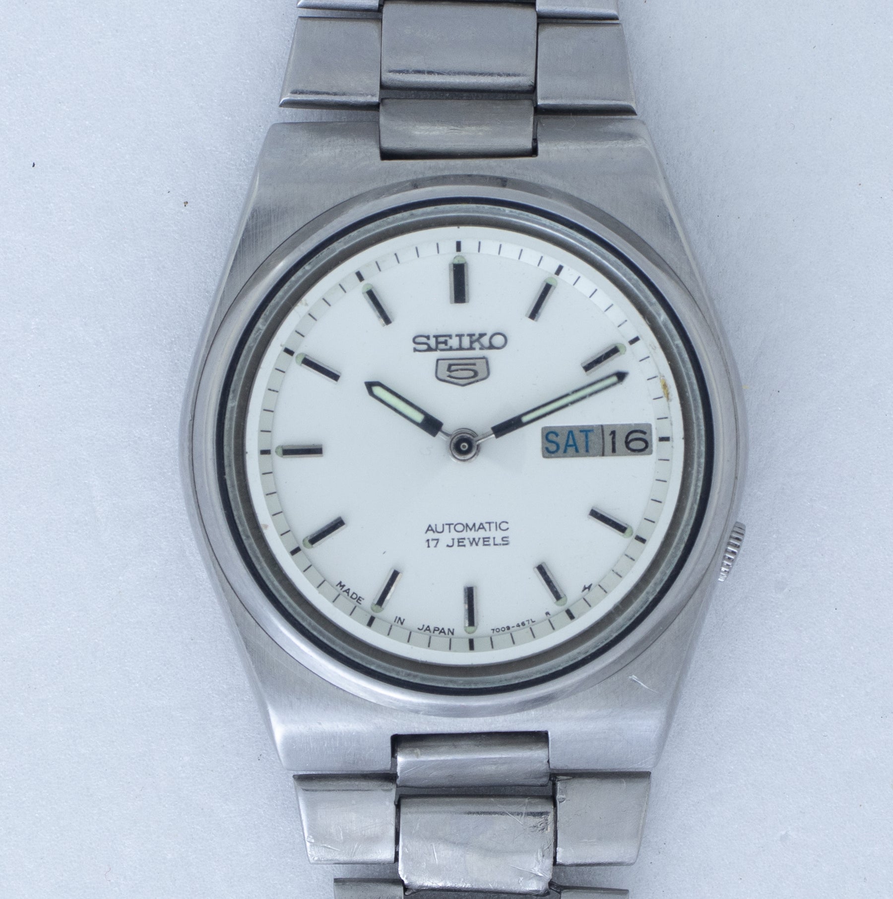 Dial close-up of Vintage Seiko 5 7009-816J Automatic White Dial Watch
