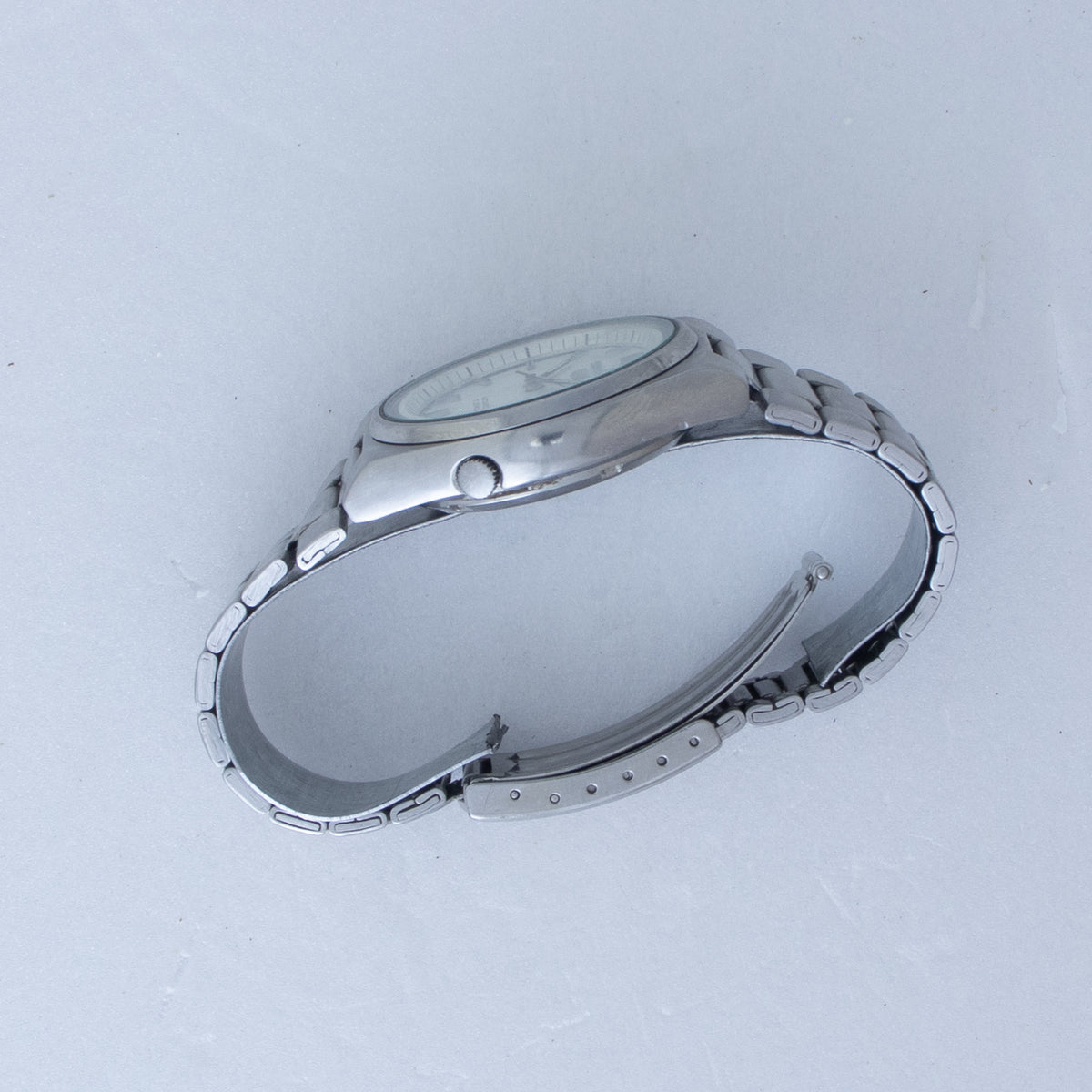Vintage Seiko 5 7009-816J wristwatch crown-side view