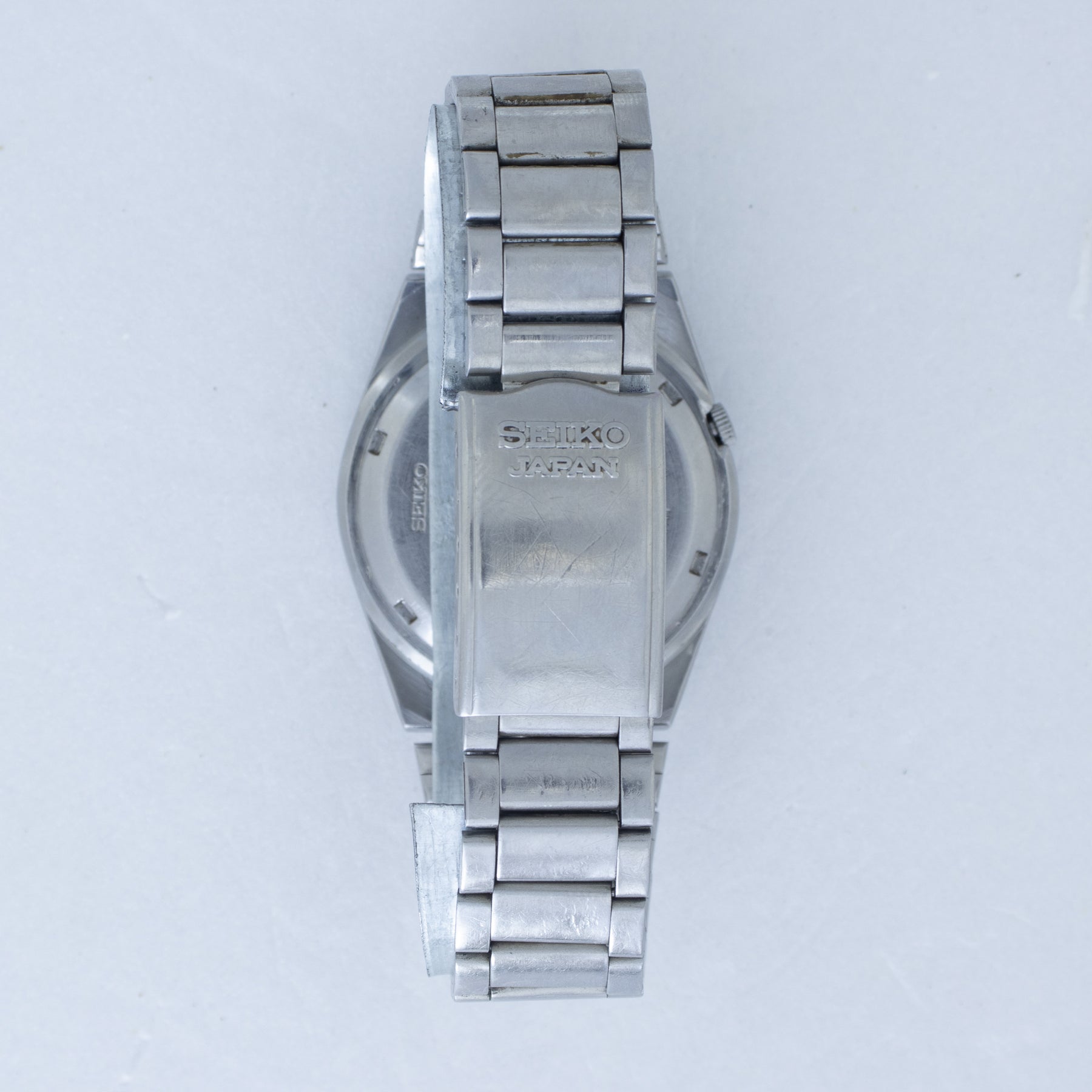 Clasp and rear view of Vintage Seiko 5 7009-816J Automatic White Dial Watch