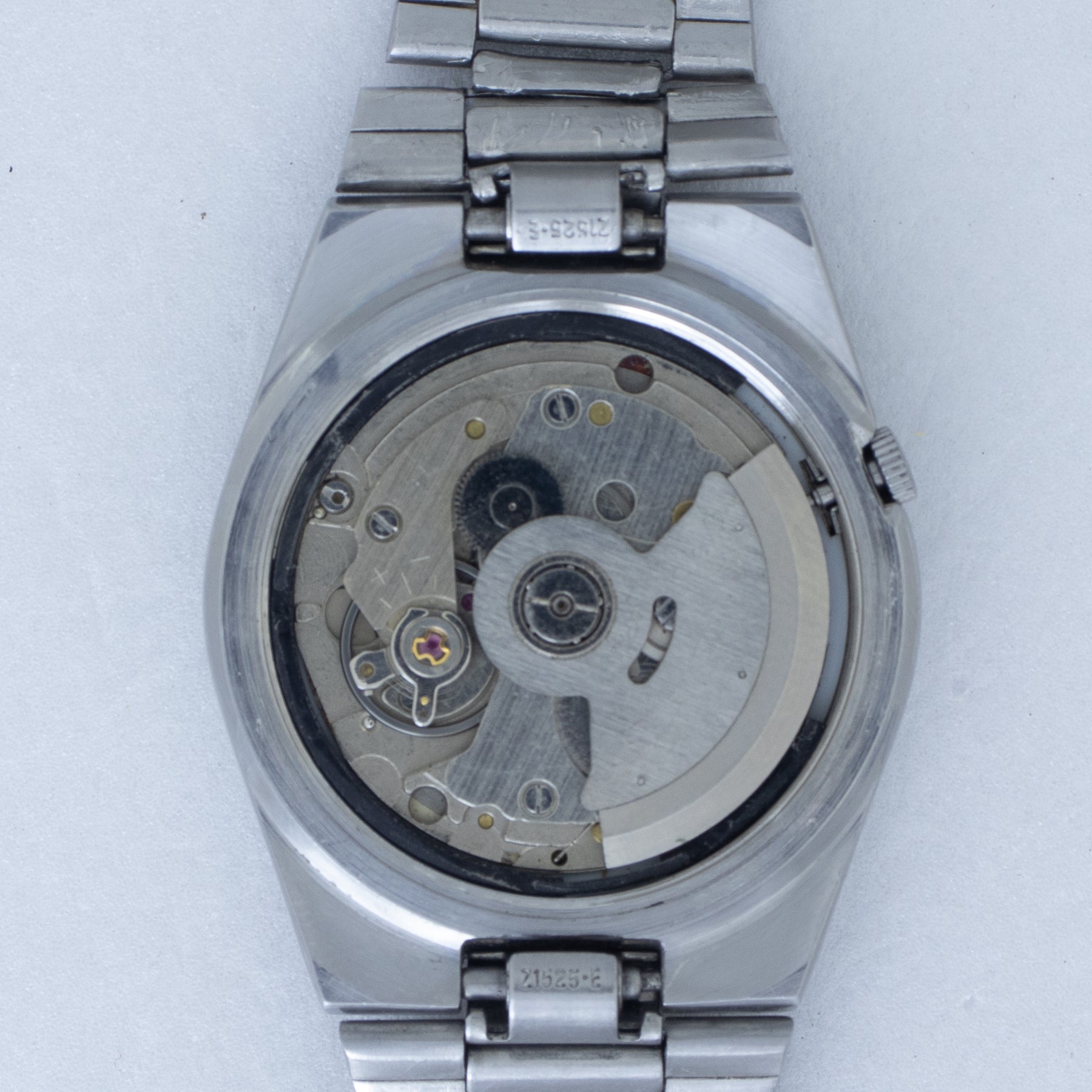 Automatic movement detail of Vintage Seiko 5 7009-816J Automatic White Dial Watch
