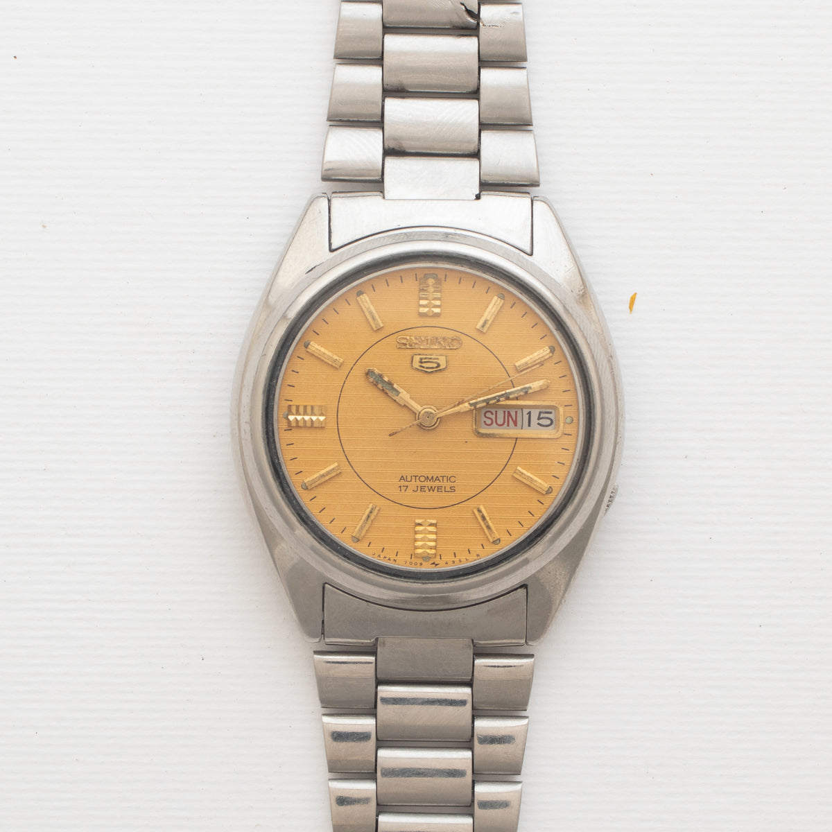 Vintage Seiko 5 7009-3041 wristwatch additional front view