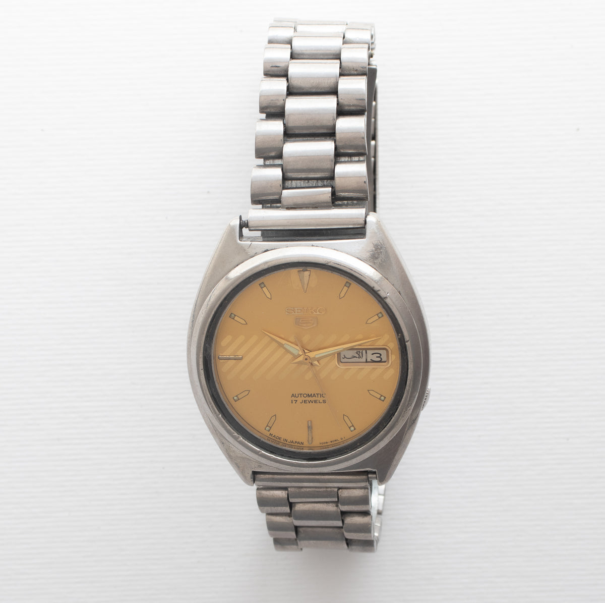 Vintage Seiko 5 7009-8331 wristwatch alternate front view