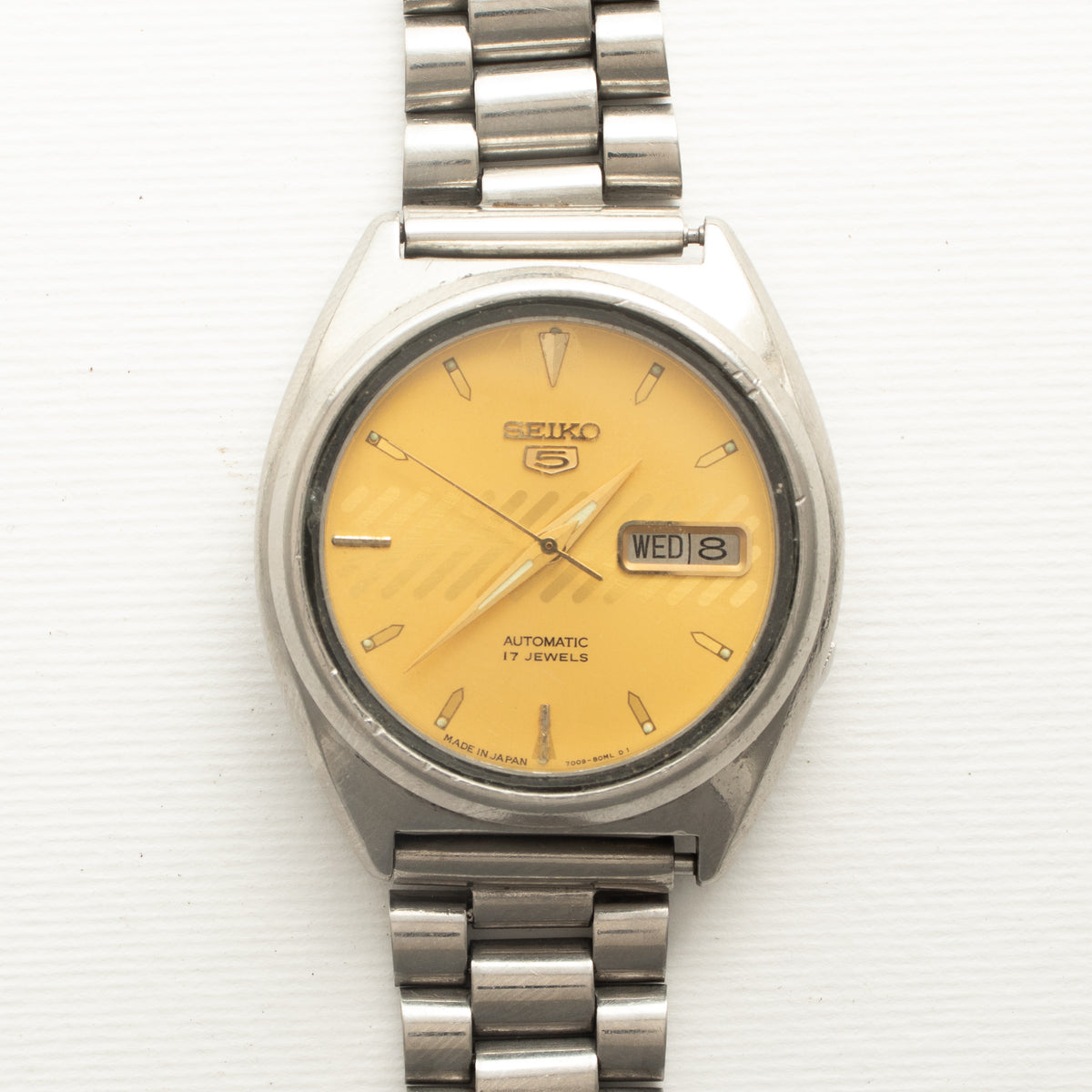 Vintage Seiko 5 7009-8331 wristwatch additional front view