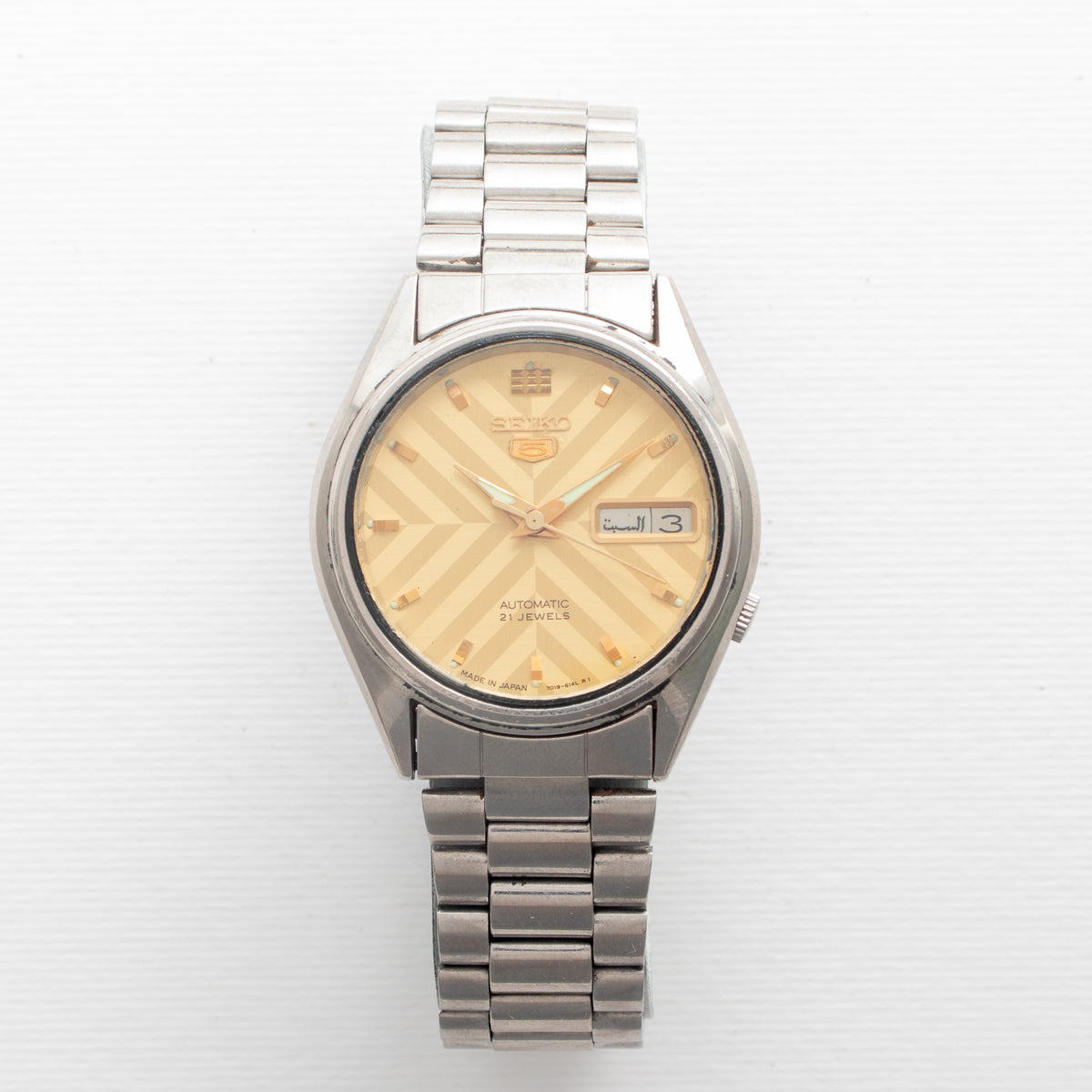 Vintage Seiko 5 7019-6081 wristwatch front view