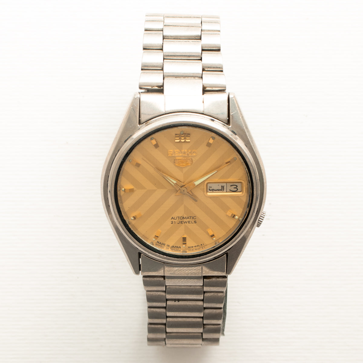 Vintage Seiko 5 7019-6081 wristwatch alternate front view