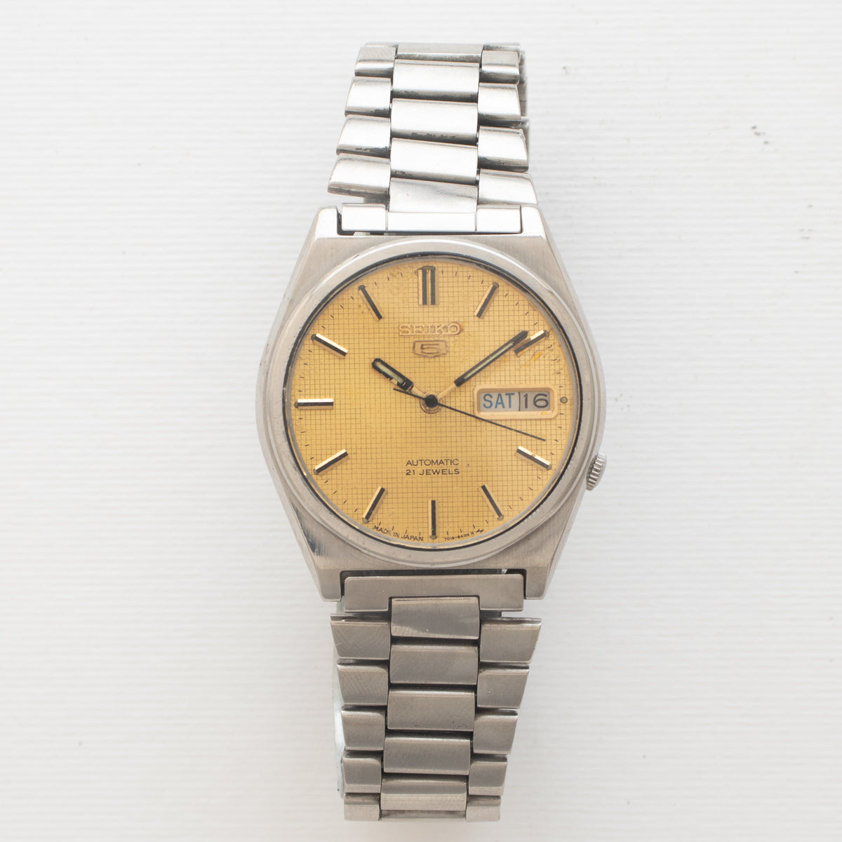 Vintage Seiko 5 7019-8180 wristwatch front view